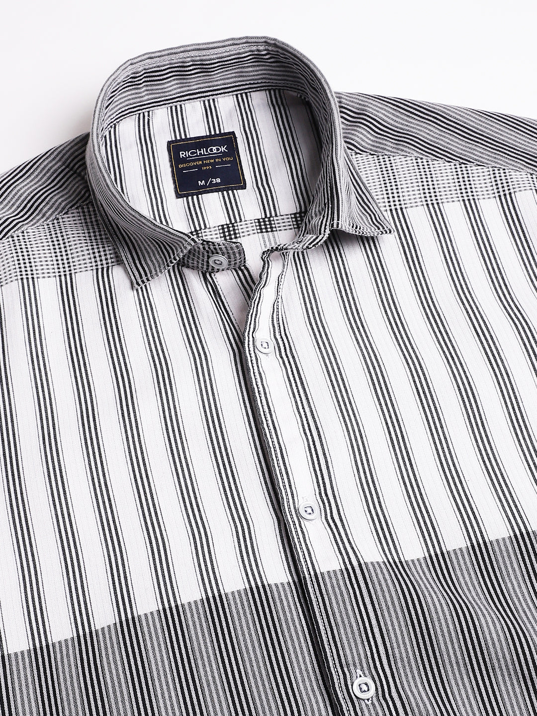 Men White Black Regular Fit Striped Spread Collar Casual Shirt