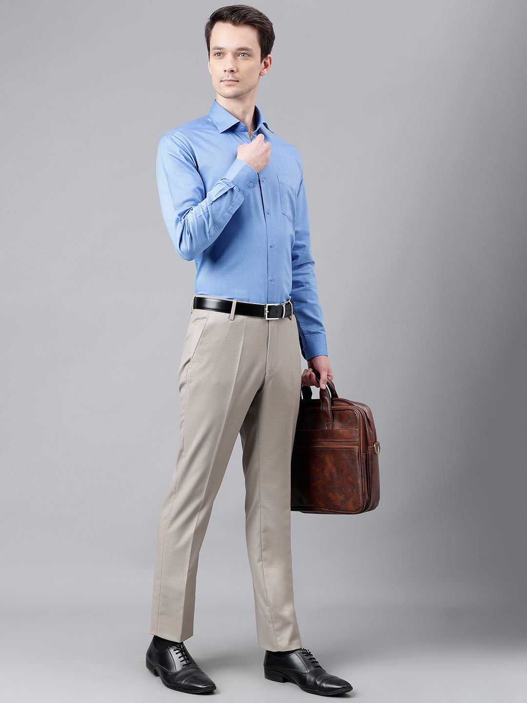 Men Mid Blue Regular Fit Solid Formal Shirt