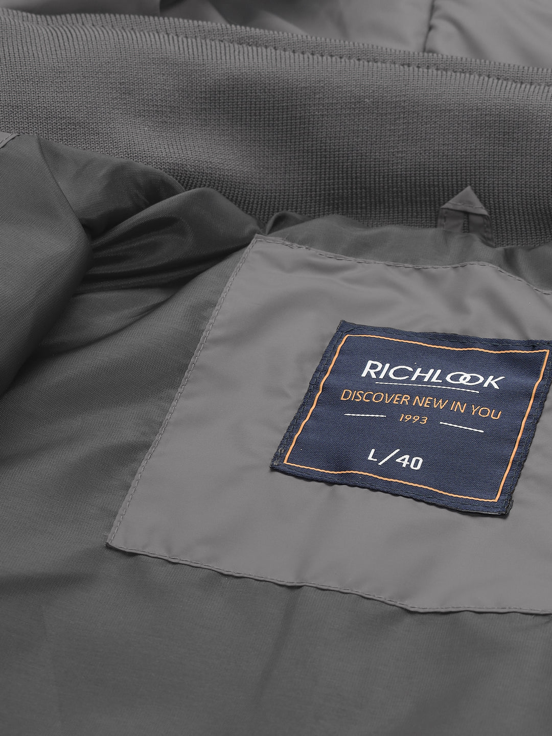 Men's Hooded Puffer Jacket With Zip Closer