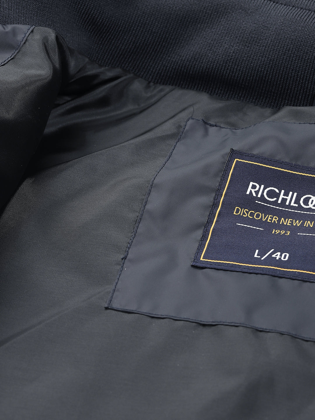 Men's Hooded Puffer Jacket With Zip Closer