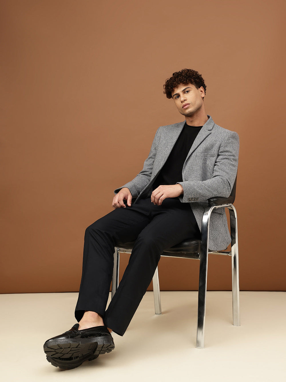 Richlook Men’s Grey Herringbone Textured Blazer – tailored fit single-breasted blazer with notch lapel and flap pockets, perfect for formal and party wear.