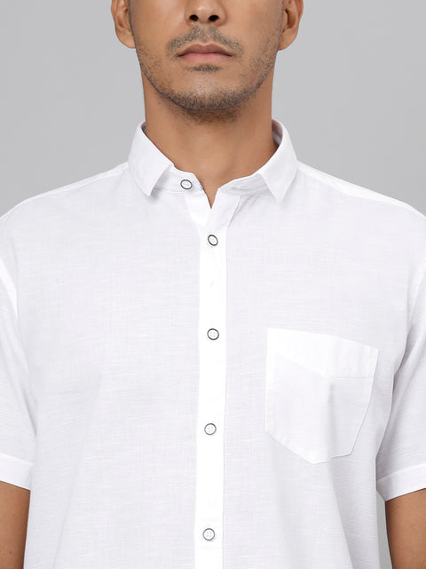 Men White Slim Fit Solid Casual Shirt